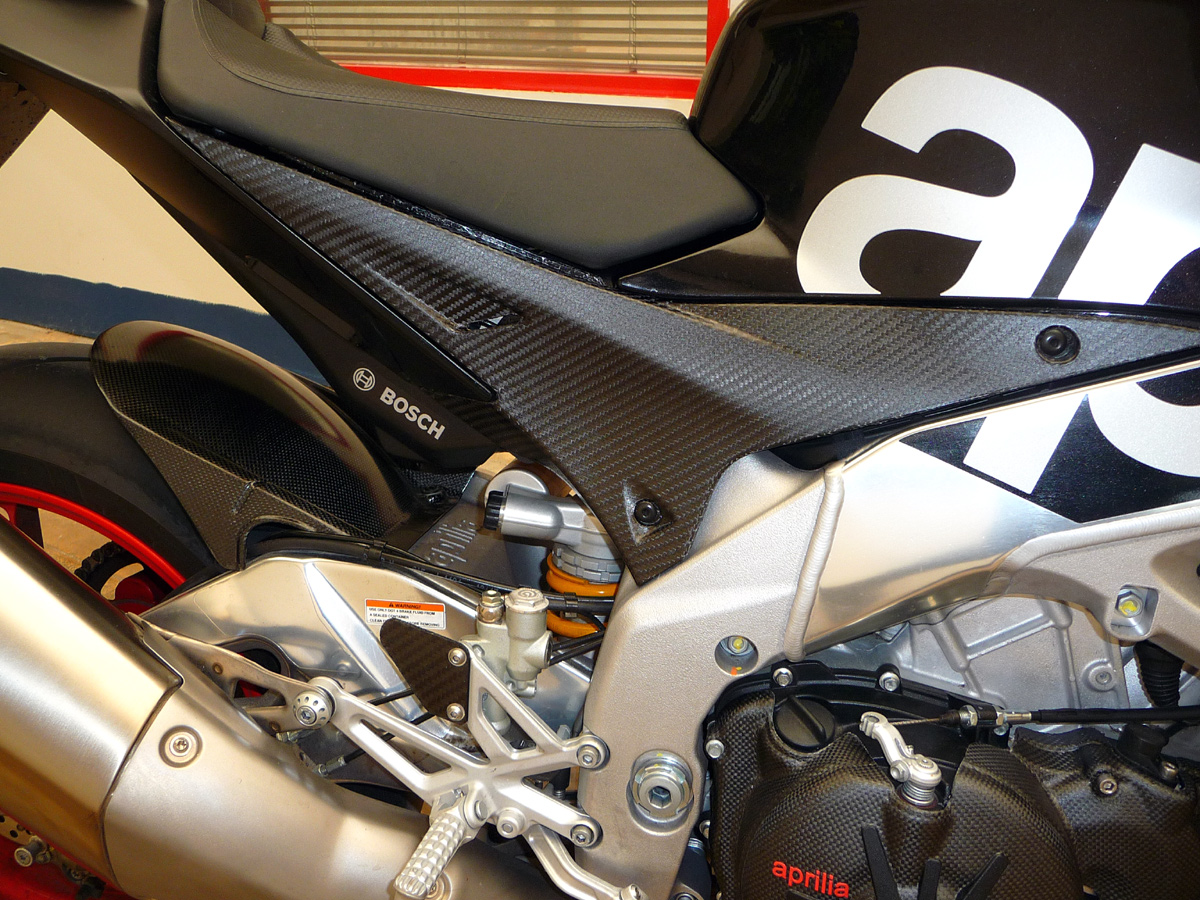 CARBON FIBER UNDER TANK SIDE PANELS FOR RSV4 / TUONO V4