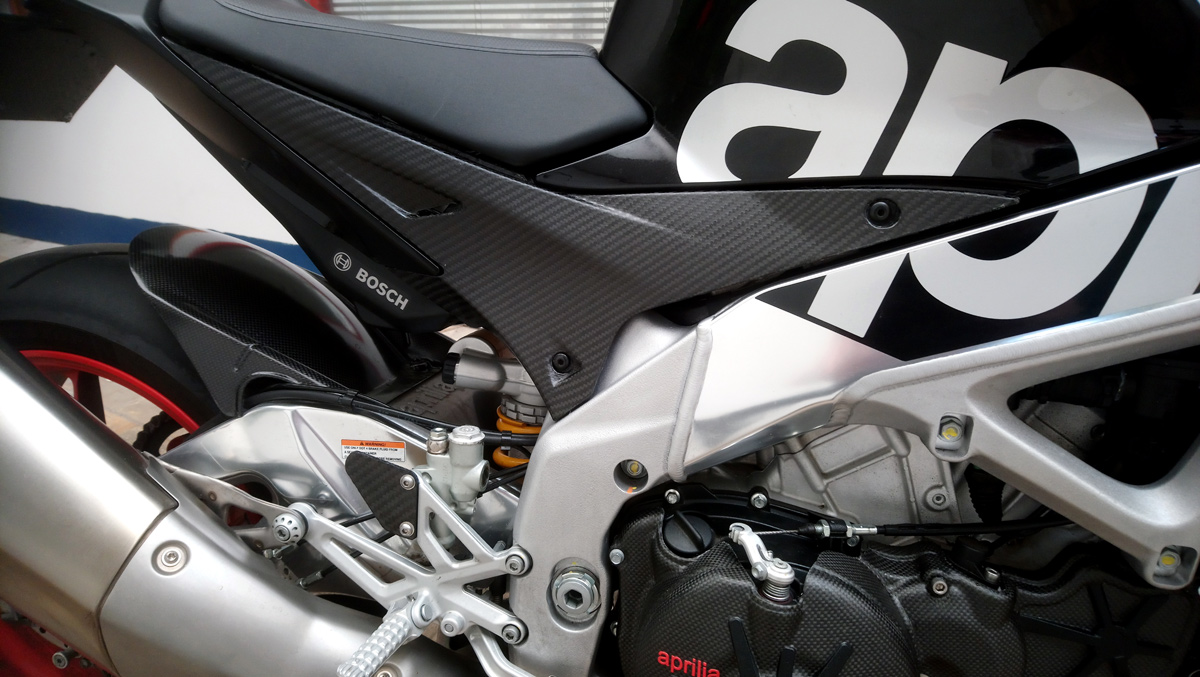 CARBON FIBER UNDER TANK SIDE PANELS FOR RSV4 / TUONO V4