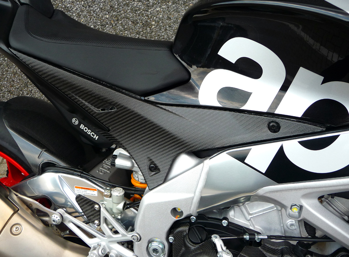 CARBON FIBER UNDER TANK SIDE PANELS FOR RSV4 / TUONO V4