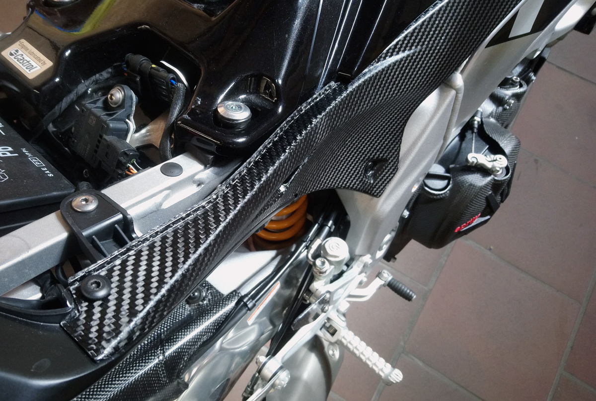 CARBON FIBER UNDER TANK SIDE PANELS FOR RSV4 / TUONO V4