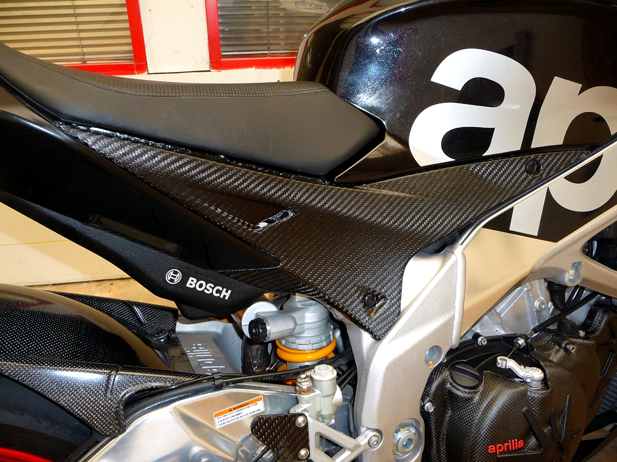 CARBON FIBER UNDER TANK SIDE PANELS FOR RSV4 / TUONO V4