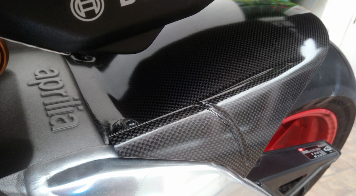 CARBON FIBER REAR HUGGER FOR RSV4 / TUONO V4 